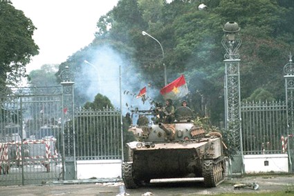 Xe tăng quân giải phóng tiến vào Dinh Độc Lập ngày 30/4/1975